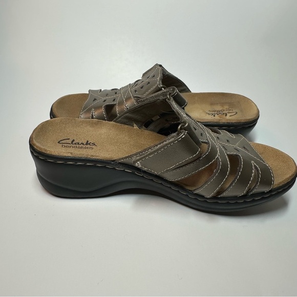 Clarks Bendable Womens Sandals Wedge Slip On Metallic Strappy Leather 8.5 XW - Picture 6 of 12
